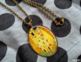 /products/colgante-bronce-beso-klimt/